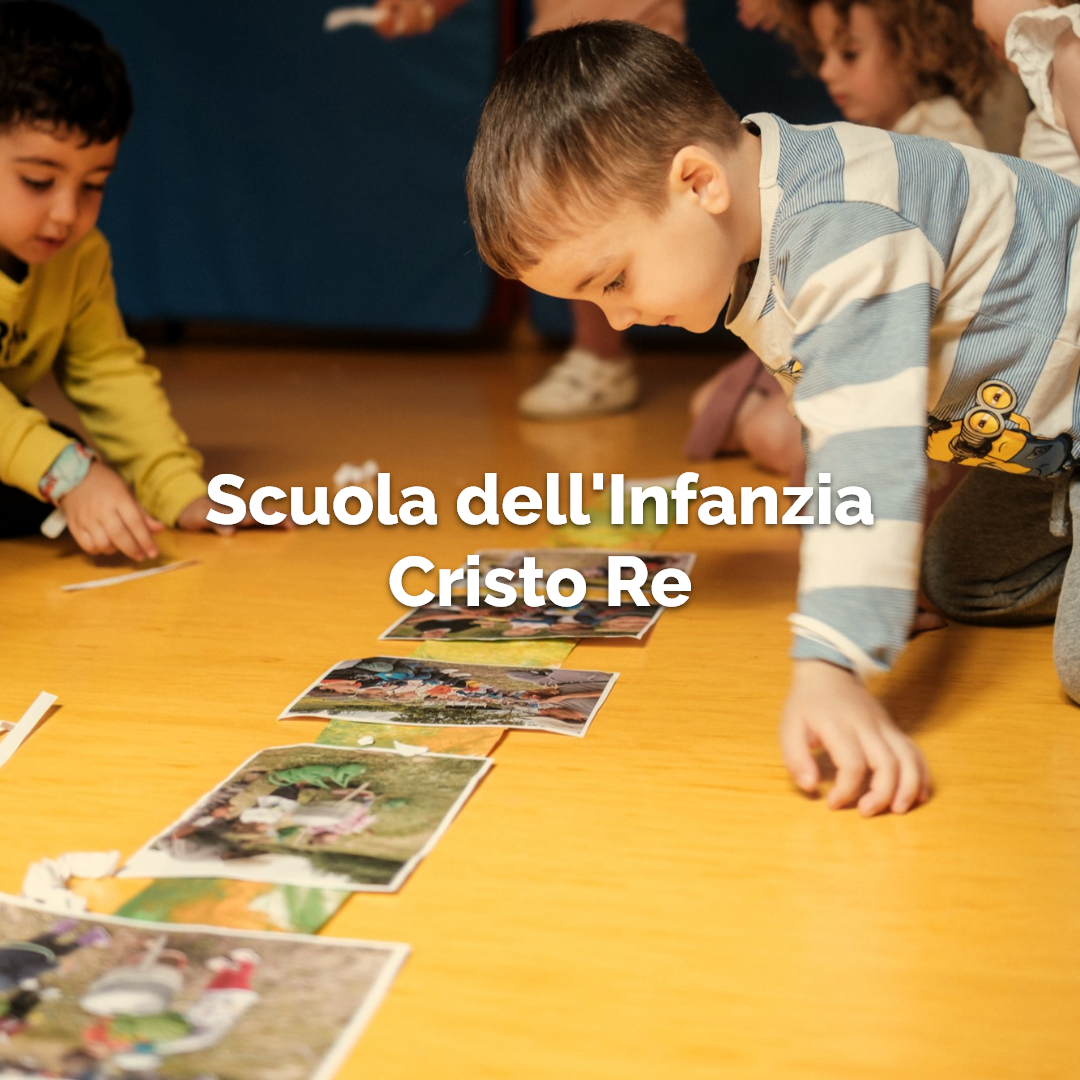 Bambino che osserva le foto della gita fatta qualche giorno prima presso la Scuola dell'infanzia Cristo Re