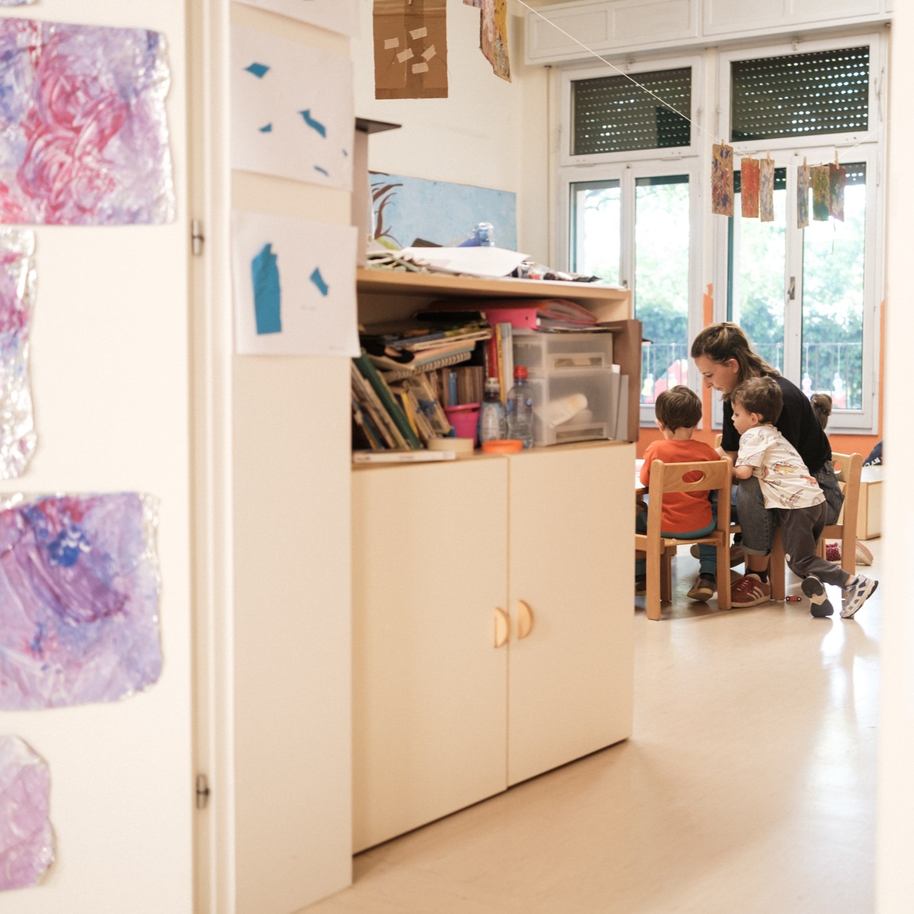 Maestra con bambini a scuola Cristo Re