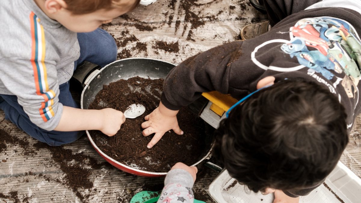 Bambini che giocano con la terra
