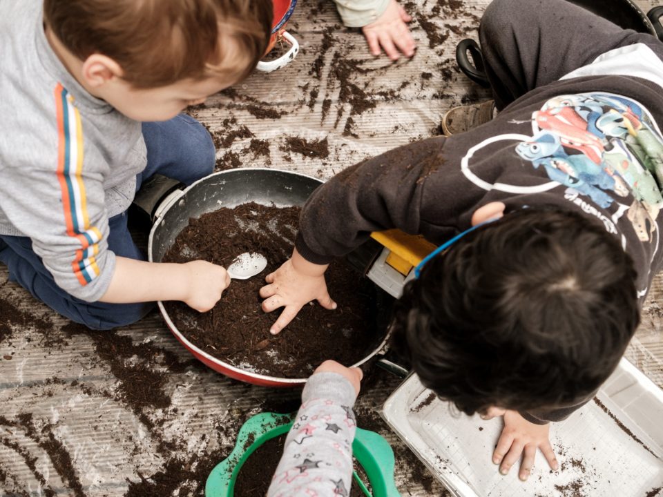 Bambini che giocano con la terra