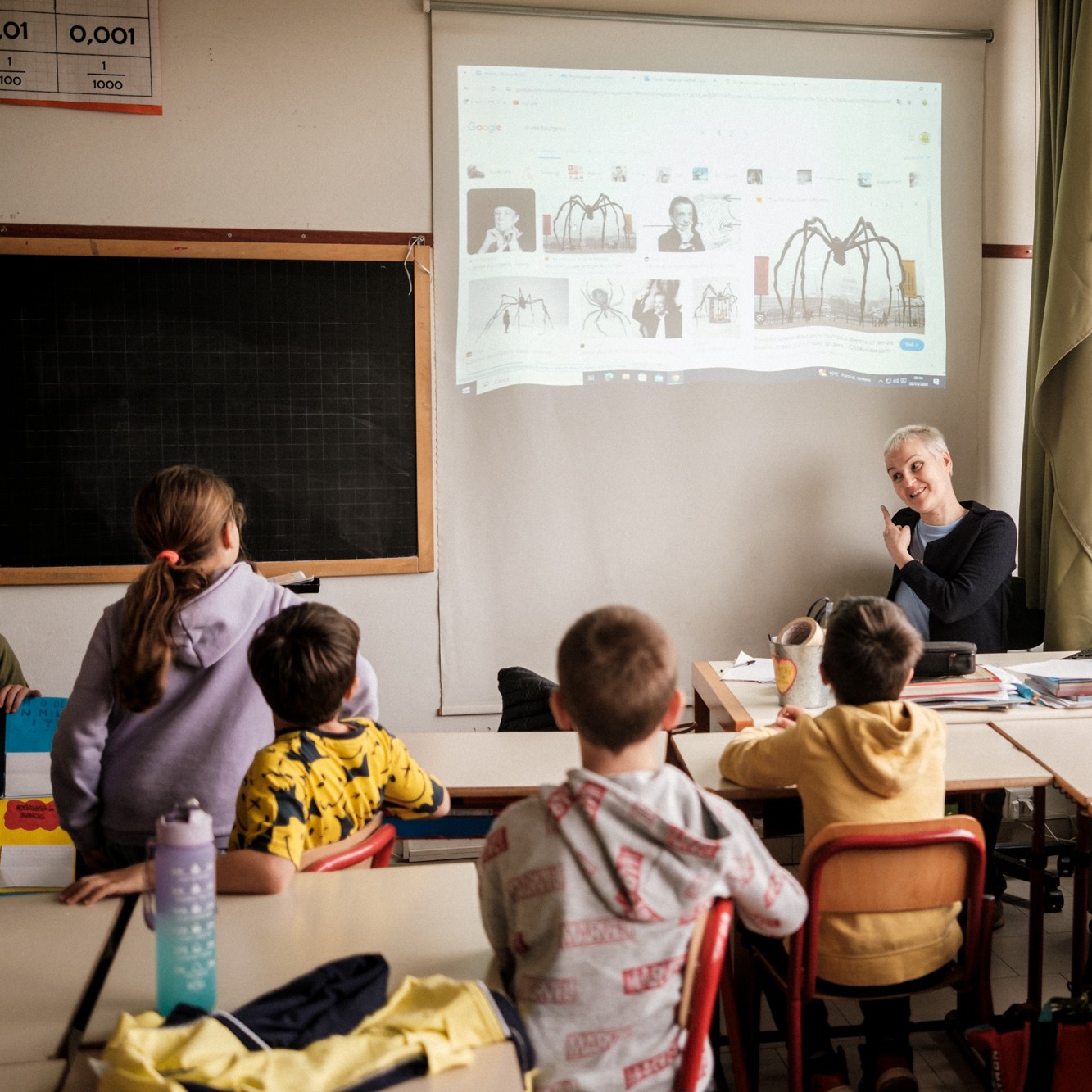 Teacher di inglese che fa lezione alla Scuola Il Pellicano
