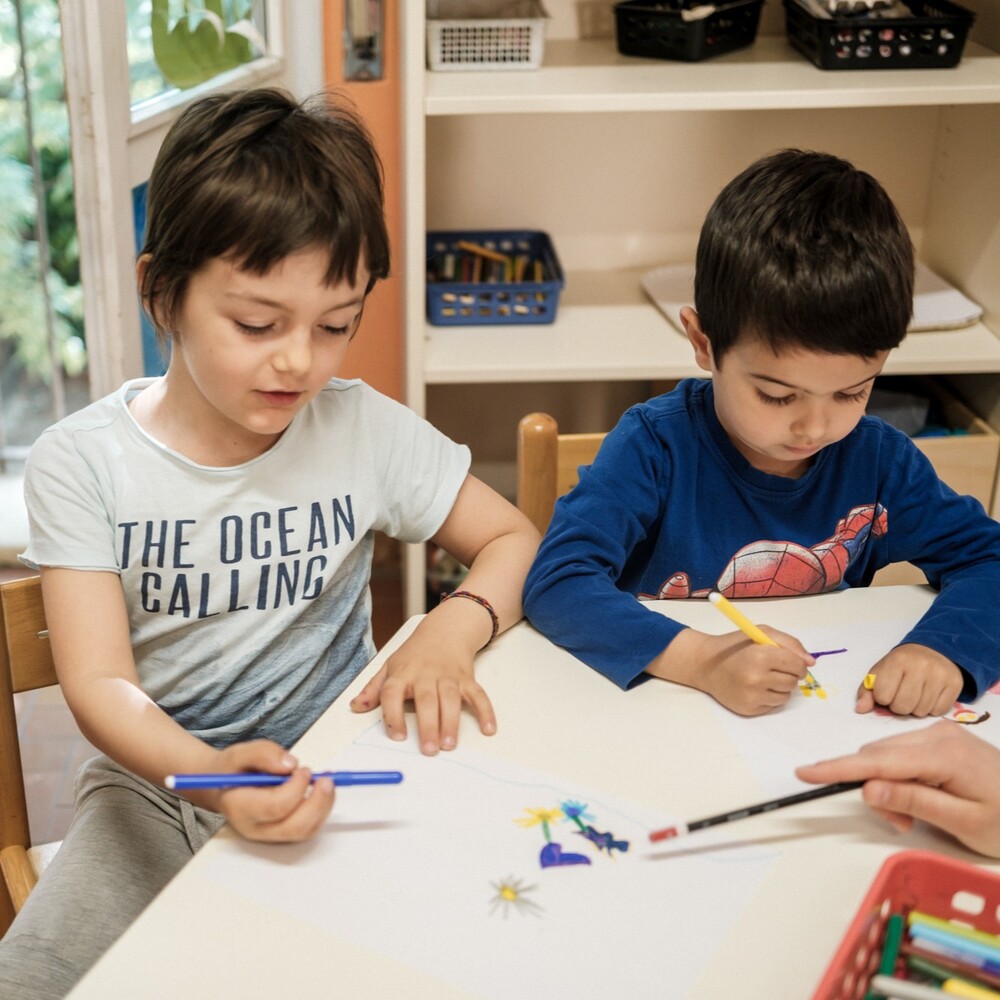 Bambini che disegnano