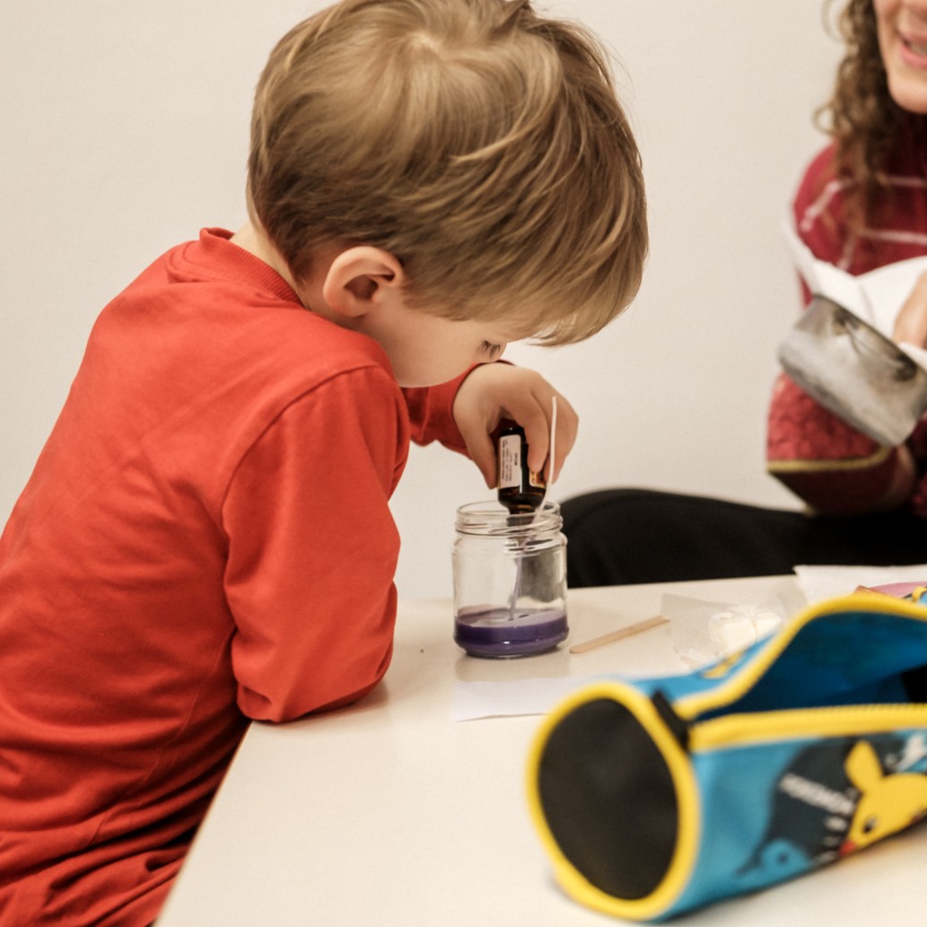 Bambino in sezione che fa esperimenti