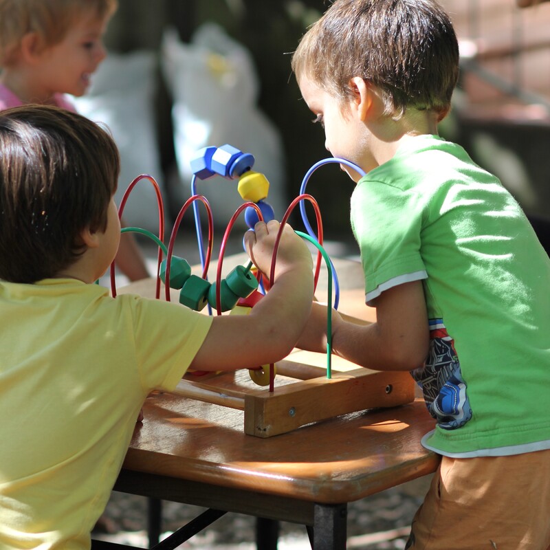 Bambini che giocano nel giardino della scuola Cristo Re
