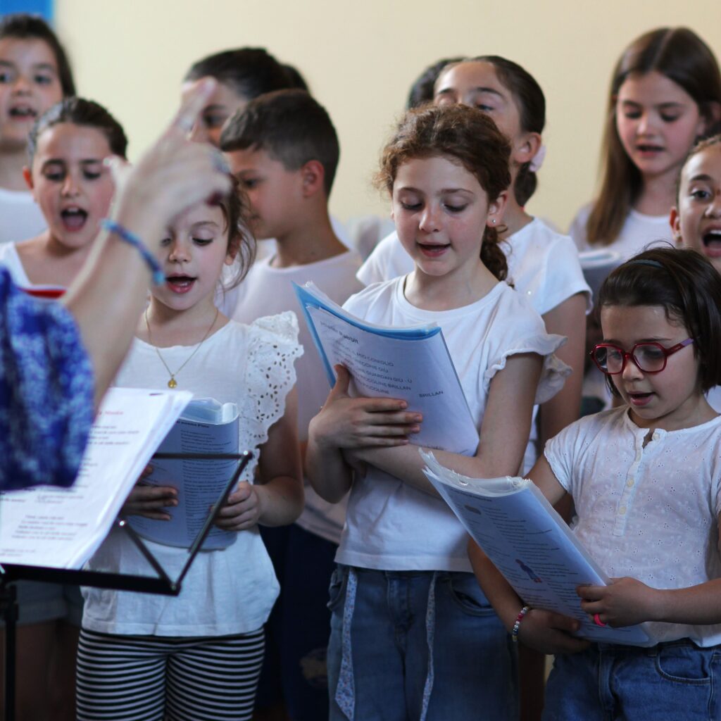 Bambini che cantano nel coro della Scuola Primaria Il Pellicano