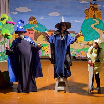 attori dello spettacolo teatrale dei genitori della scuola cristo re