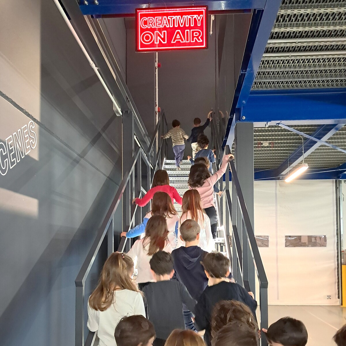 bambini in visita alla Macron di Bologna