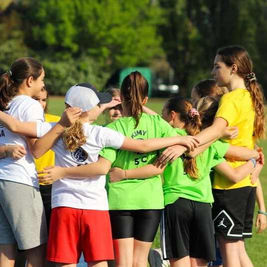 bambini che si abbracciano alla giornata dell'atletica