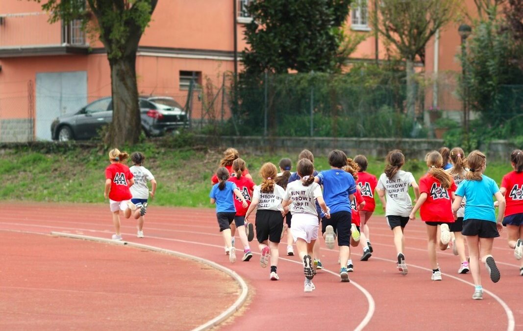 Bambini che corrono in un campo di atletica