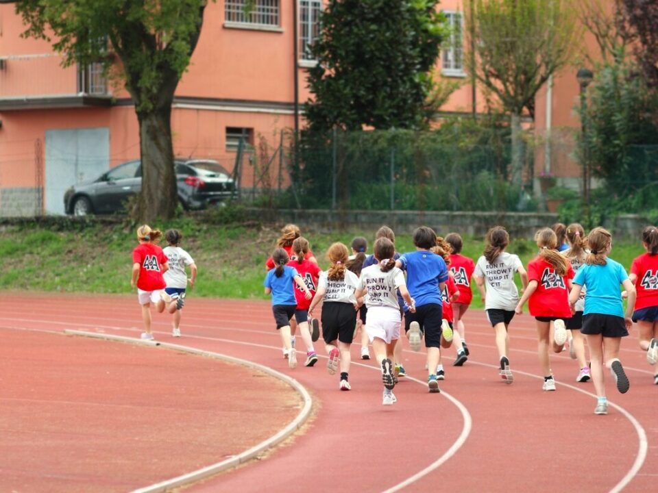 Bambini che corrono in un campo di atletica