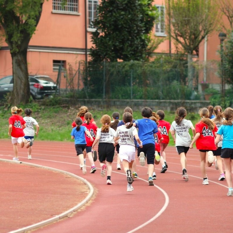 Bambini che corrono in un campo di atletica